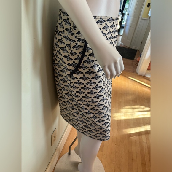 Mandala Bay Medium Bee Pattern Skirt Made in Canada - Picture 3 of 7